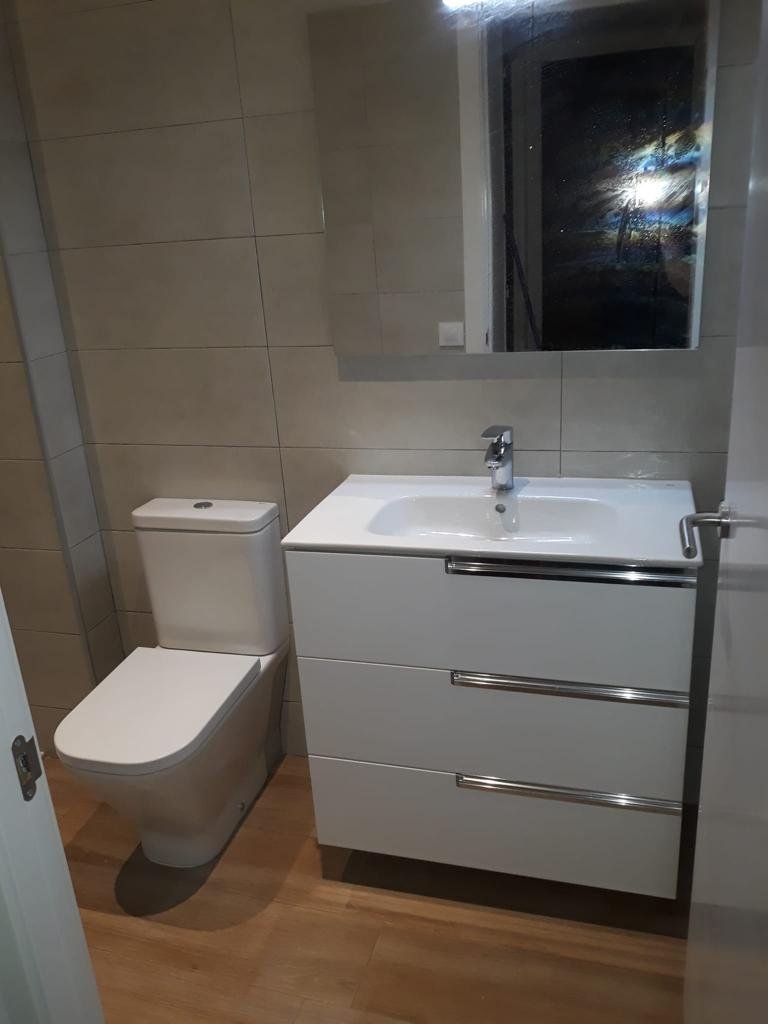 baño reformado con mueble blanco
