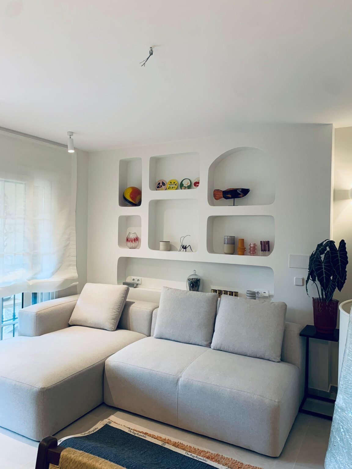 estanteria de pladur con decoracion